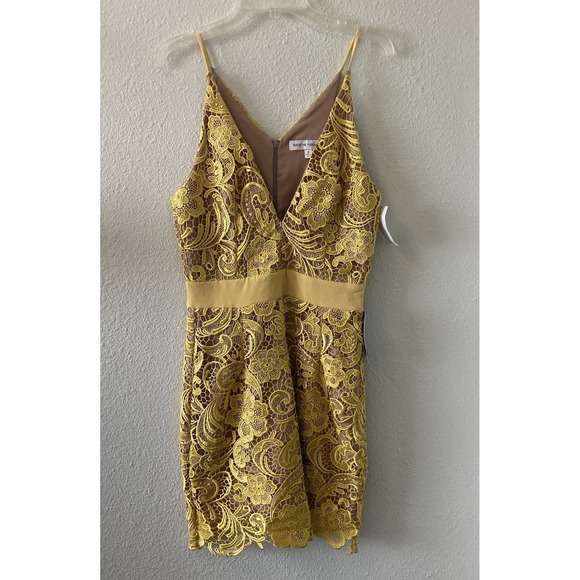 Dress the Population Dresses & Skirts - NWT Dress the Population Canary Tan Ava Lace Mini Dress V-Neck Women's Small